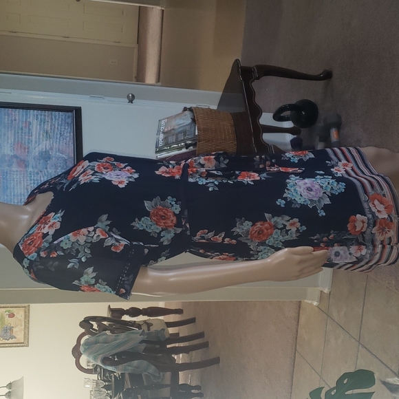 Signature Studio s artsy floral display laser cutout arms and scoop hems - Picture 6 of 9